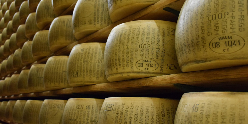 Les Italiens mettent des micropuces comestibles… dans le parmesan : voici pourquoi