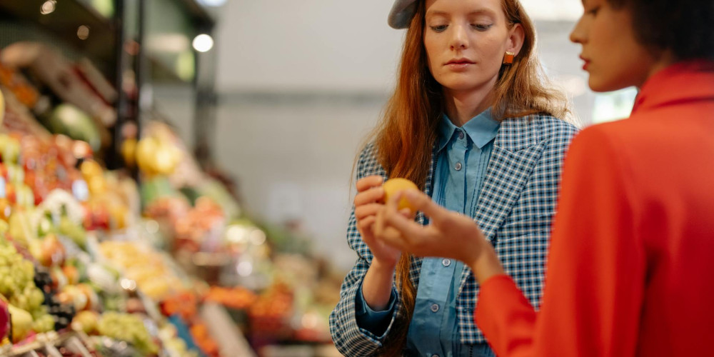 Supermarketurile afișează de azi etichete speciale pe produsele cu gramaj mai mic la preț la fel de mare